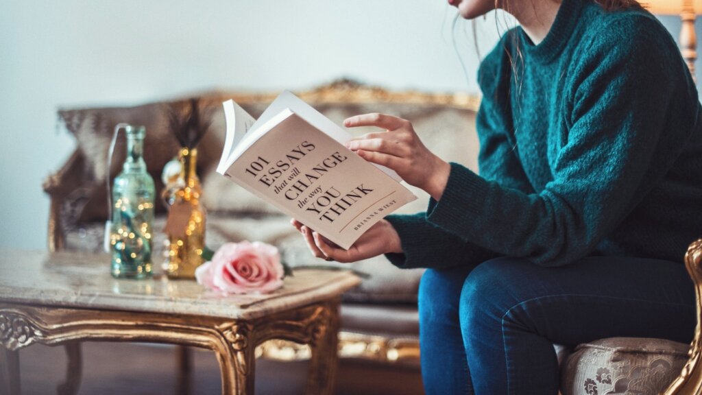英語の書籍を読む女性